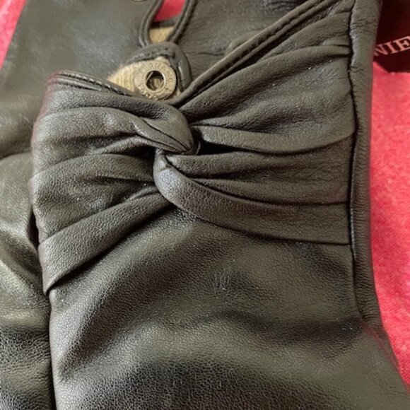 Danier Leather Black Gloves NWT  - Size M - Picture 6 of 13